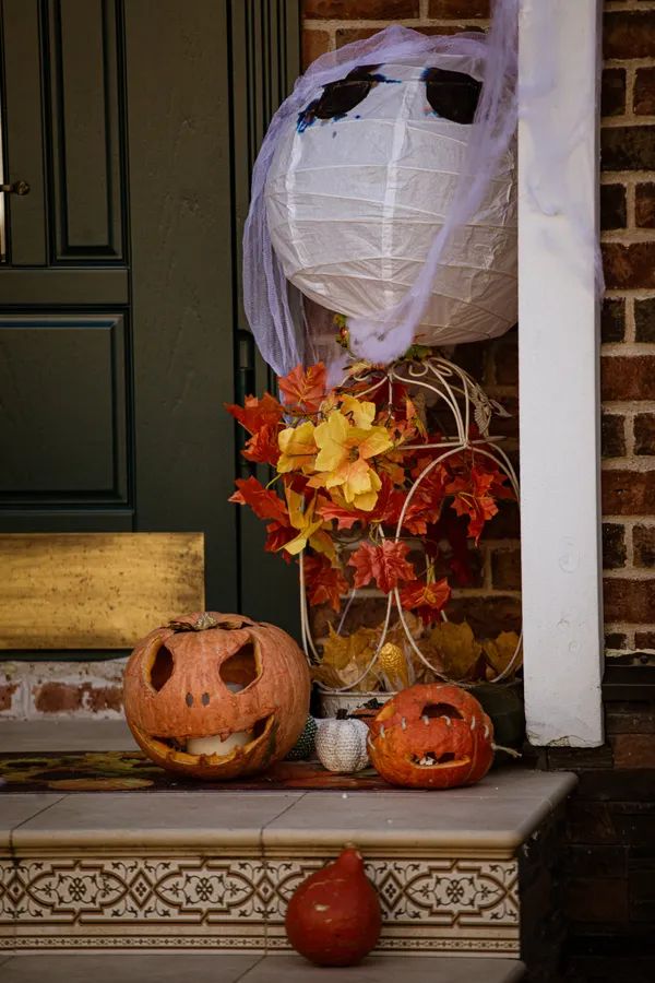 How to Decorate a Living Room for Halloween? — pumpkins and autumn decor indoors