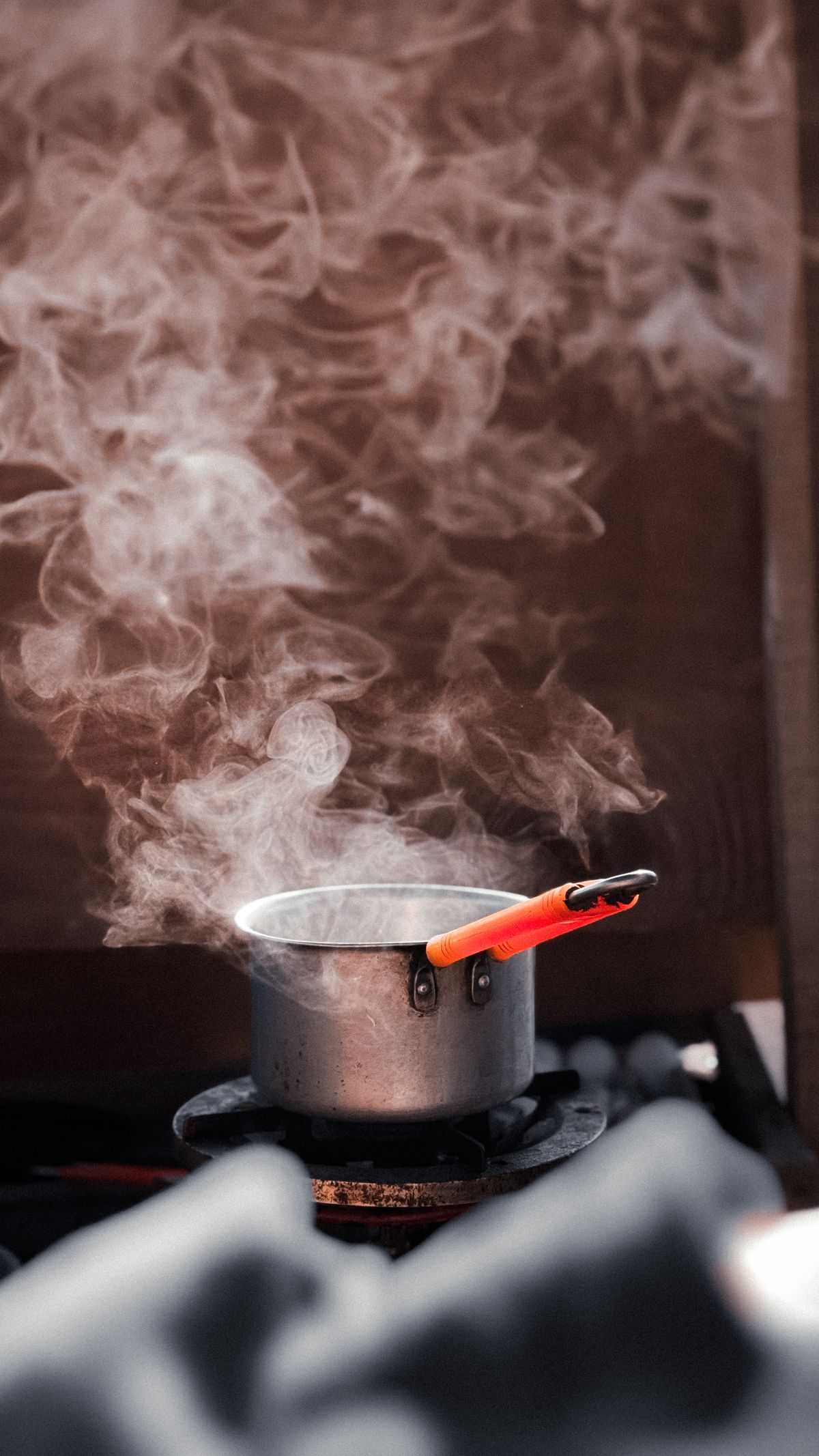 Compact sous vide cooker clipped to a kitchen pot